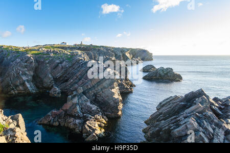 Le littoral du cap Bona Vista à Terre-Neuve, Canada. Station de phare au sommet de la fin de la réunion à venir à l'horizon. Banque D'Images