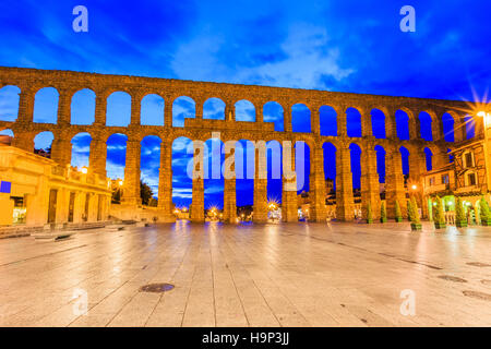 Segovia, Espagne. Vue sur la Plaza del Azoguejo et l'ancien aqueduc romain. Banque D'Images