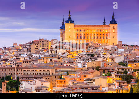 Toledo, Espagne. Vue panoramique sur la vieille ville et ses Alcazar (Palais Royal). Banque D'Images