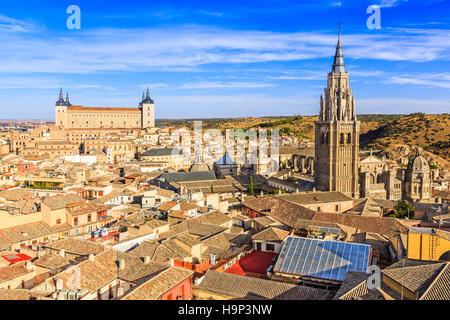 Toledo, Espagne. Vue panoramique sur la vieille ville et ses Alcazar(Palais Royal). Banque D'Images