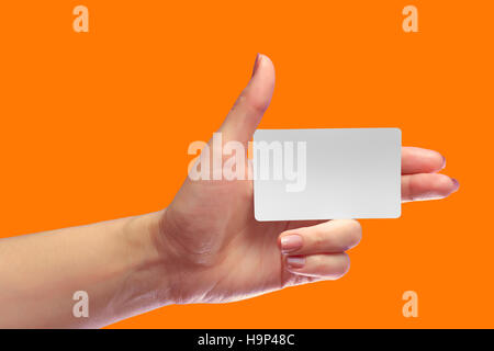 Main de Femme de gauche Maintenez blanc vierge Maquette de carte. NFC plastique prépayées RFID EPC Id-card appel Mock Up Modèle avec coins arrondis. Affichage avant Banque D'Images