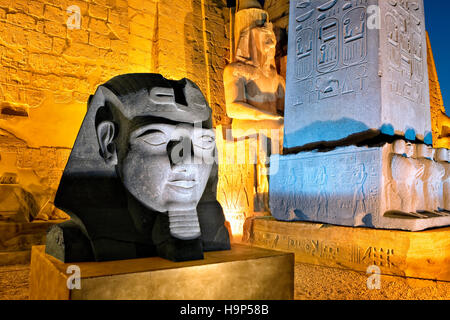 Statue du pharaon Ramsès II dans le temple de Louxor, Egypte Banque D'Images