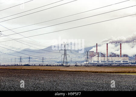 Tours de lignes d'alimentation connecté à la centrale nucléaire dans une zone rurale Banque D'Images