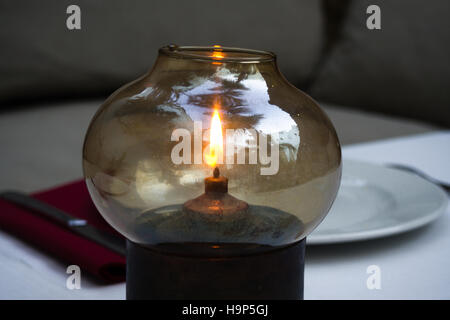 Lampe d'huile sur une table décorée avec style et Banque D'Images