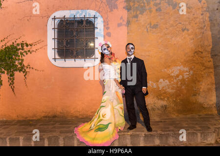 Un habillé habillé comme la Calavera Catrina et le squelette dapper au cours de la journée de présenter la fête des morts le 1 novembre, 2016 à San Miguel de Allende, Guanajuato, Mexique. La semaine de célébration est un moment où les Mexicains bienvenue les morts à la terre pour une visite et célébrer la vie. Banque D'Images