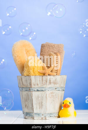 Articles Spa sur fond bleu avec des bulles flottantes Banque D'Images