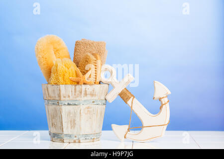 Articles sur les Spa fond bleu avec ancre de bois décoration Banque D'Images