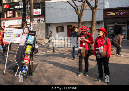 Séoul Informations touristiques officielles Directeur uniforme rouge et chapeau, Hongdae Zone (zone autour de Hongik University), Séoul, Corée Banque D'Images