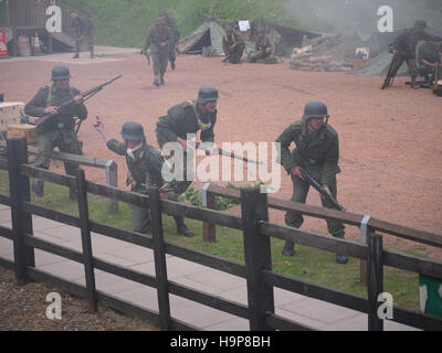 Reenactors dépeignant les soldats allemands au cours d'une bataille scénario à Rothley, sur la Great Central Railway pendant leurs années 40 week-end Banque D'Images