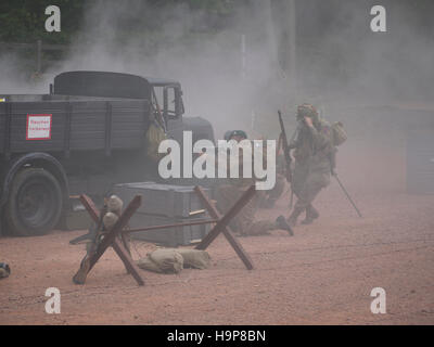 Reenactors représentant des soldats britanniques au cours d'une bataille scénario à Rothley, sur la Great Central Railway pendant leurs années 40 week-end Banque D'Images