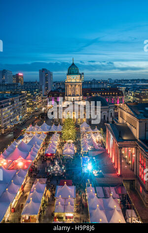 Vue de nuit sur la marché de Noël au Gendarmenmarkt à Mitte, Berlin, Allemagne Banque D'Images