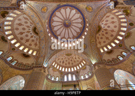 Les dômes de la Mosquée Bleue de l'intérieur, Istanbul, Turquie. Banque D'Images