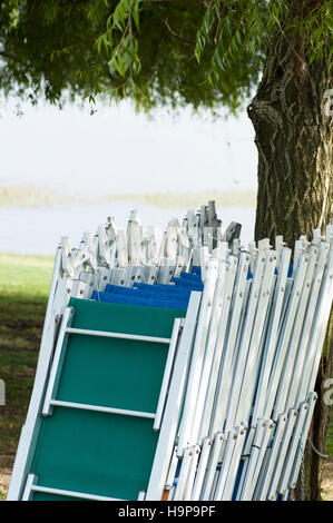 Chaises vides en ligne sur le lac Banque D'Images