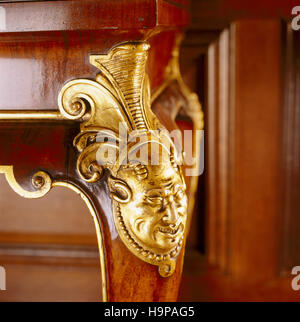 Détail de cabriole sculptés, des pieds de tables en noyer 18ème dans la tapisserie Prix à Antony. La sculpture dorée aux genoux de chefs indiens mexicains probablement par Banque D'Images