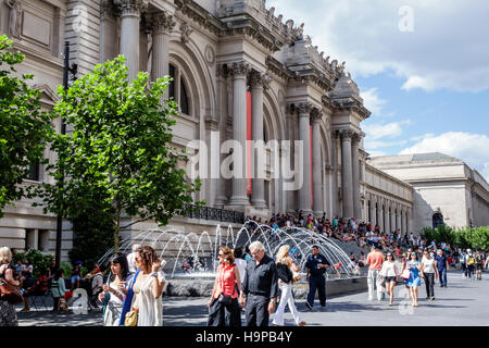 New York City, NY NYC, Manhattan, Upper East Side, Fifth Avenue, Metropolitan Museum of Art, met, devant, extérieur, entrée principale, fontaine, escaliers escaliers escaliers Banque D'Images
