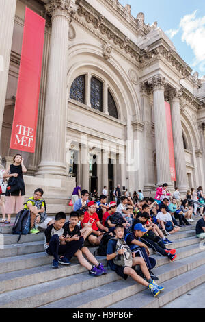 New York City, NY NYC Manhattan, Upper East Side, Fifth Avenue, Metropolitan Museum of Art, met, devant, extérieur, entrée principale, escaliers escalier, Asian t Banque D'Images