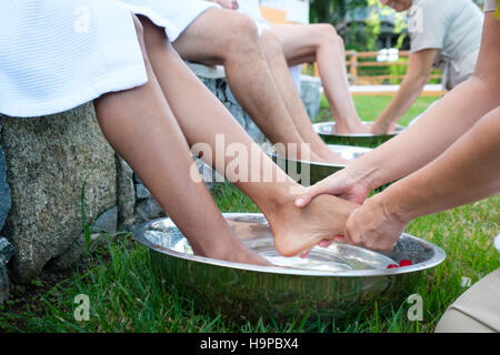 Personnes bénéficiant d'un bain de pieds bien-être Banque D'Images