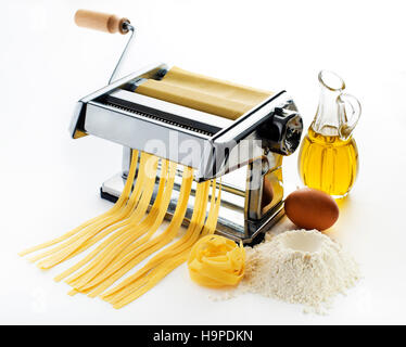 Pâtes fraîches en coupe sur fond blanc Banque D'Images