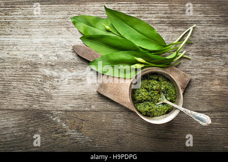 L'ail des ours pesto sur table en bois libre Banque D'Images