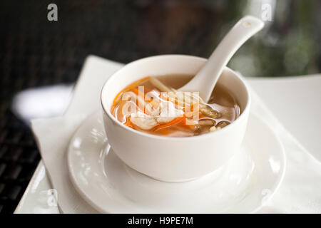 Soupe au poulet chinois au restaurant close up Banque D'Images