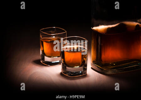 Bouteille et deux verres de whisky close up Banque D'Images