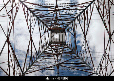 Vers le haut à l'intérieur d'un pylône d'électricité à haute tension, l'ouest de l'Australie Banque D'Images