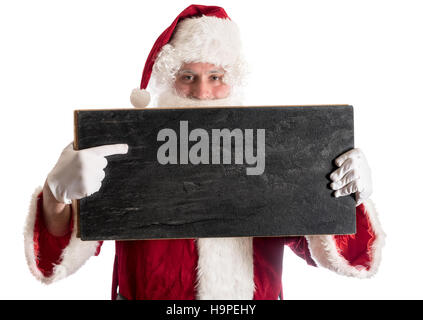 Happy Santa Claus holding et pointant sur blank chalkboard,isolé sur fond blanc Banque D'Images