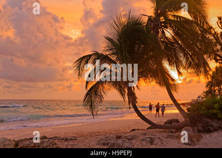 Coucher du soleil à Dover Beach, St Lawrence Gap, Côte Sud, Barbade, Caraïbes. Banque D'Images