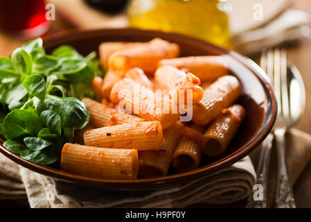 Macaroni pâtes avec sauce tomate close up Banque D'Images