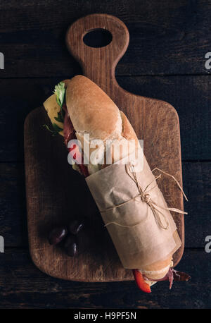 Servi sur planche de bois sandwich sous-marin Banque D'Images