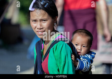Femme Hmong noir ethnique avec bébé dans le village tribal de Lao Chai Hue, Vietnam, Asie Banque D'Images
