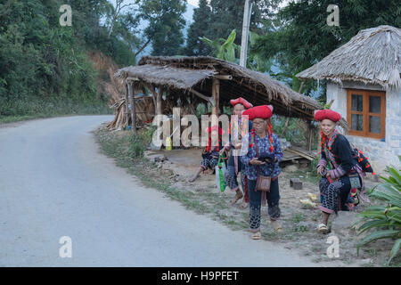 Dao rouge ethnique femmes dans le village tribal près de Sapa, Vietnam, Asie Banque D'Images