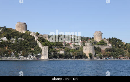 Rumelian château dans le détroit du Bosphore Côte de la ville d'Istanbul, Turquie Banque D'Images