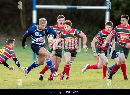 Homme rugby union football player exécutant avec la balle. Banque D'Images