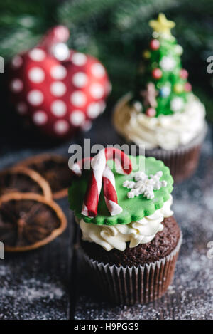 Fermer jusqu'à cup cake avec décoration de Noël Banque D'Images