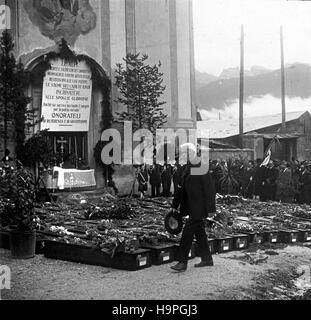 L'église Madonna della difesa Cortina d Ampezzo Italie 1921 soldats italiens corps retrouvés de Alpine graves après la grande guerre Banque D'Images