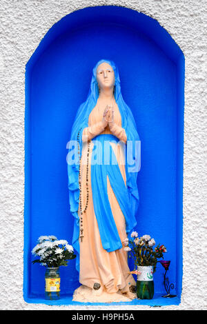 Statue de la Sainte Vierge Marie sur un logement en Irlande. Banque D'Images