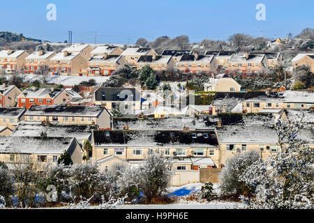 La neige a couvert des maisons de banlieue sur une colline au nord de Cork, Irlande. Banque D'Images