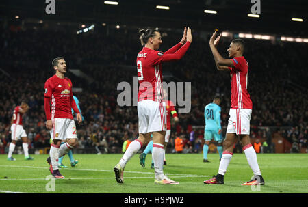 Zlatan Ibrahimovic Manchester United (à gauche) célèbre son troisième but de la partie avec son coéquipier Marcus Rashford (à droite) au cours de l'UEFA Europa League à Old Trafford, Manchester. Banque D'Images