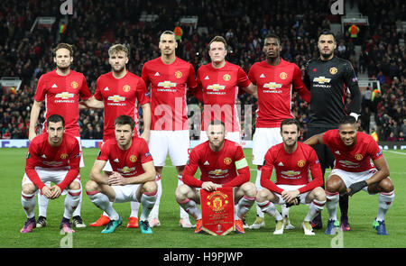 Groupe de l'équipe de Manchester United (rangée du haut de gauche à droite) Daley Blind, Luke Shaw, Zlatan Ibrahimovic, Phil Jones, Paul Pogba et Sergio Romero. (Rangée du bas de gauche à droite) Henrikh Mkhitaryan, Michael Carrick, Wayne Rooney, Juan Mata et Antonio Valencia au cours de l'UEFA Europa League à Old Trafford, Manchester. Banque D'Images