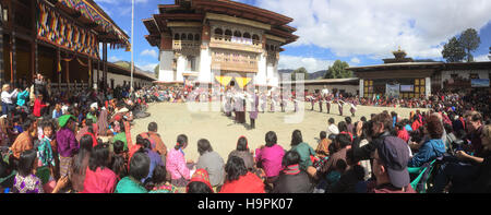 Bhoutan danseuses à la grue à cou noir annuel Festival dans la cour de Gangtey Gonpa dans la vallée de Phobjikha. Photo Tony Gale Banque D'Images