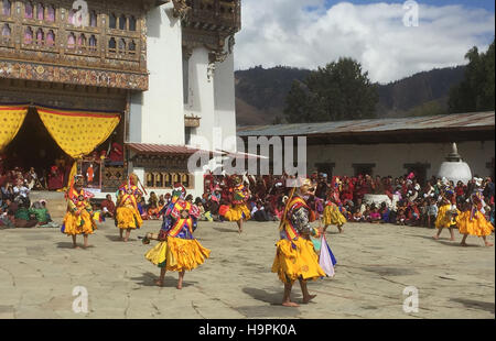 Bhoutan danseuses à la grue à cou noir annuel Festival dans la cour de Gangtey Gonpa dans la vallée de Phobjikha. Photo Tony Gale Banque D'Images