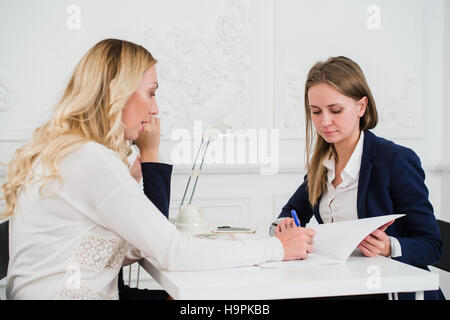 L'équipe d'affaires occasionnels ayant une réunion au bureau Banque D'Images