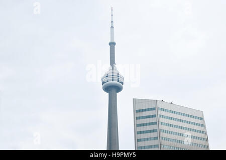 Toronto, Canada - le 16 novembre 2016:regardant vers le haut à la Canadian National (CN) Tour Banque D'Images