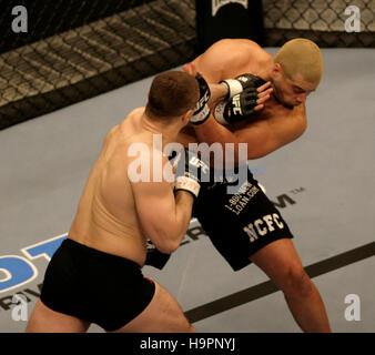 Mirko Cro Cop, gauche, combat Eddie Sanchez lors de l'Ultimate Fighting Championship Champion UFC 67 à l'hôtel Mandalay Bay, à Las Vegas, le 3 février 2007. Crédit photo : Francis Specker Banque D'Images