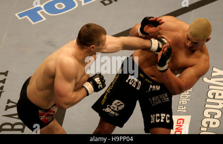 Mirko Cro Cop, gauche, combat Eddie Sanchez lors de l'Ultimate Fighting Championship Champion UFC 67 à l'hôtel Mandalay Bay, à Las Vegas, le 3 février 2007. Crédit photo : Francis Specker Banque D'Images