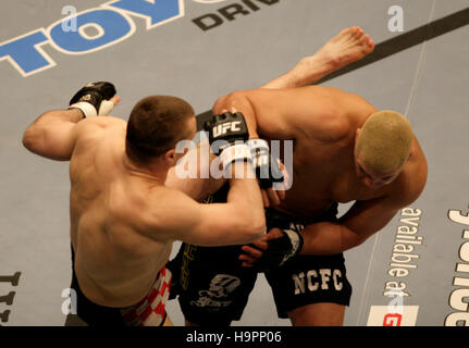 Mirko Cro Cop, gauche, combat Eddie Sanchez lors de l'Ultimate Fighting Championship Champion UFC 67 à l'hôtel Mandalay Bay, à Las Vegas, le 3 février 2007. Crédit photo : Francis Specker Banque D'Images