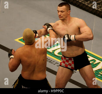 Mirko Cro Cop, droite, se bat Eddie Sanchez lors de l'Ultimate Fighting Championship Champion UFC 67 à l'hôtel Mandalay Bay, à Las Vegas, le 3 février 2007. Crédit photo : Francis Specker Banque D'Images