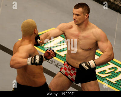 Mirko Cro Cop, droite, se bat Eddie Sanchez lors de l'Ultimate Fighting Championship Champion UFC 67 à l'hôtel Mandalay Bay, à Las Vegas, le 3 février 2007. Crédit photo : Francis Specker Banque D'Images