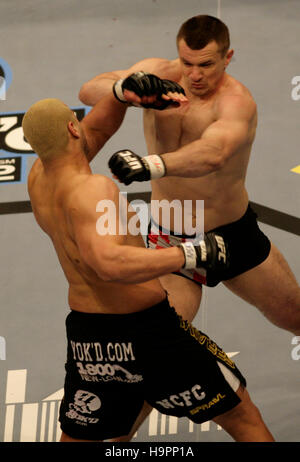 Mirko Cro Cop, droite, se bat Eddie Sanchez lors de l'Ultimate Fighting Championship Champion UFC 67 à l'hôtel Mandalay Bay, à Las Vegas, le 3 février 2007. Crédit photo : Francis Specker Banque D'Images